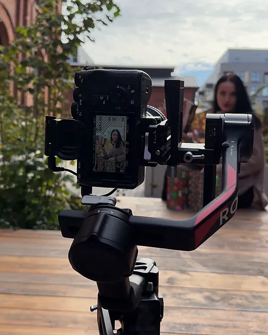 Monitor kamery na gimbalu z kadrem świątecznej reklamy