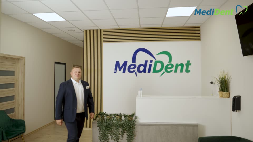 Recepcja kliniki MediDent, kadr z filmu o klinice